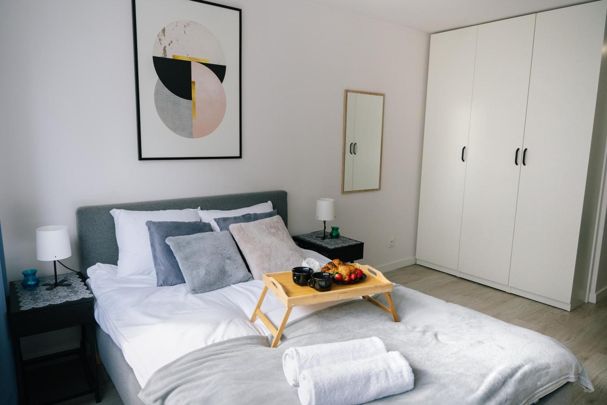 Downtown - Location, Metro Nearby - By Rentujemy Apartment